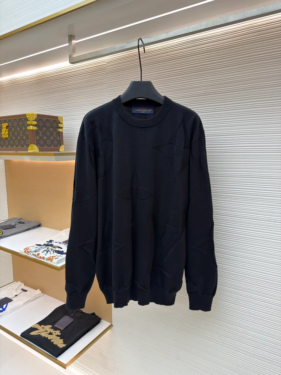 LOUIS VUITTON Embossed Flower 㚏 Jacquard Knitted Round Neck Long Sleeve ●Original version: Purchased and developed for 12300 ●Item number: 1681028-A70 ●Material: combed cotton fabric ●Technology: knitted intarsia production ●Version: fitted version ●Weight: about 340 grams ●Size: Swiss woven positioning intarsia technology, high-end pink color, sporty style, same style for men and women! The classic wide version is fashionable and advanced! The overall wiring is straight and delicate, the fabric is comfortable and soft, and the color is consistent without color difference. It can be matched with the same style to create a fashionable look and control various occasions. Customized accessories, complete with three standards, same style for men and women!
